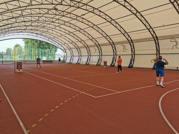 Na zdjęciu czterech mężczyzn grających w tenisa ziemnego