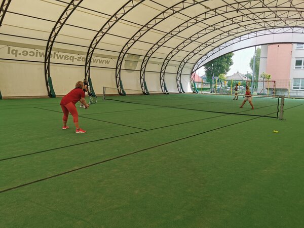 Na zdjęciu cztery zawodniczki grające w tenisa ziemnego