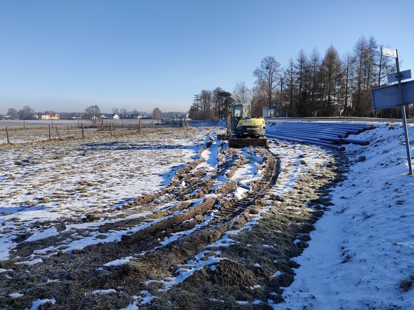 koparka na polu Powiększ: