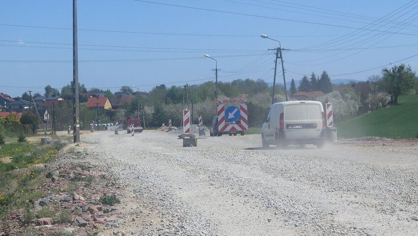 Samochód jadący remontowaną drogą DW 933. Powiększ: Samochód jadący remontowaną drogą z kamienia.