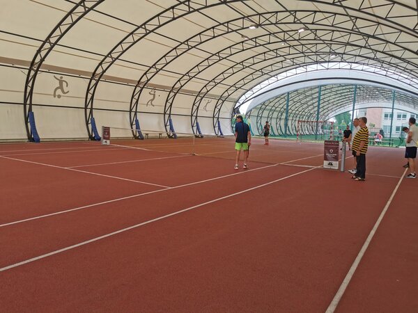 Na zdjęciu czterech mężczyzn grających w tenisa ziemnego