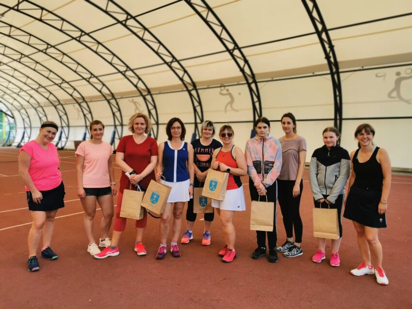 Powiększ: Na zdjęciu stoją zawodniczki uczestniczące w Turnieju Tenisa Ziemnego