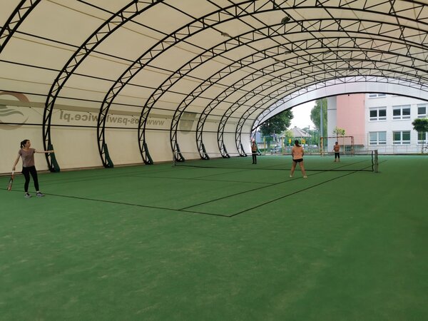 Na zdjęciu cztery zawodniczki grające w tenisa ziemnego