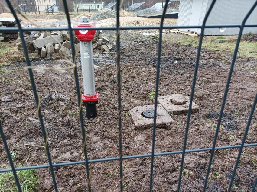 hydrant za płotem Powiększ: