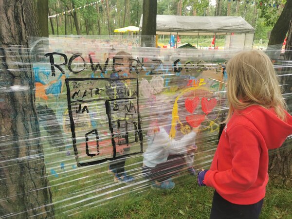 Na zdjęciu dzieci malujące strech